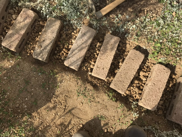 レンガ小道を作る作業中の様子