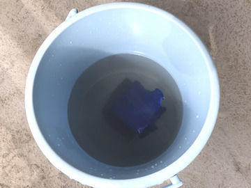 窓掃除の汚れた水のはいったバケツ