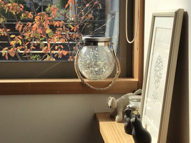 充電中のLEDソーラーランタン