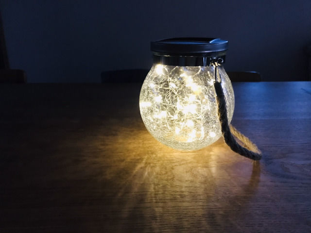 LEDソーラーランタンの点灯した様子