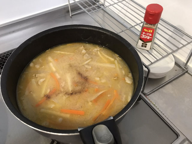 出来上がった豚汁とコショウ