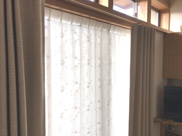 窓ガラスの冷気対策で布を吊るした様子