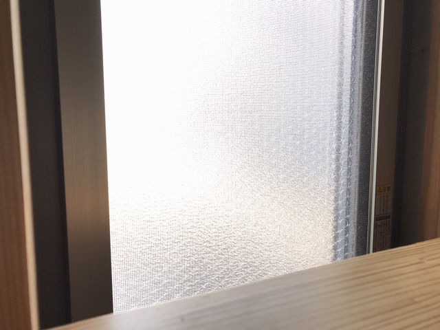 断熱シートを貼ったトイレ窓
