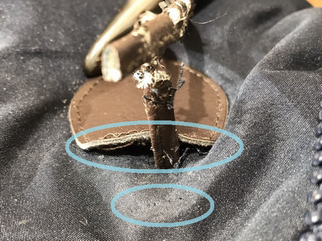 ボロボロのトグルボタンの紐を交換している様子
