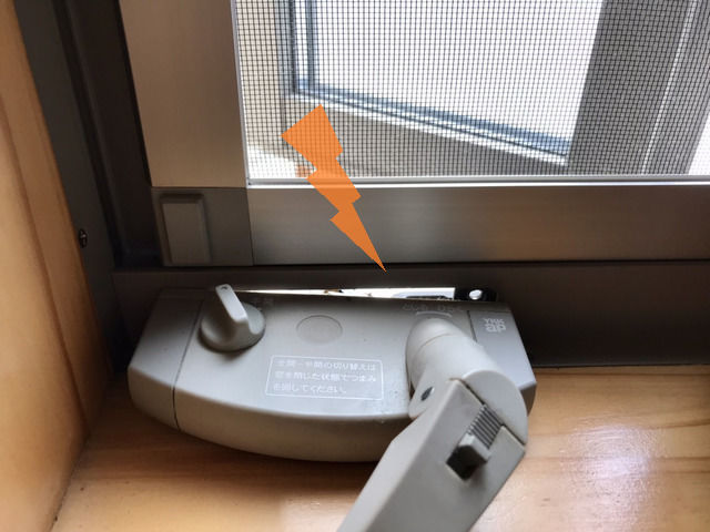 隙間ができた窓