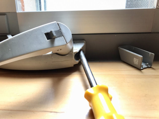 オペレーターハンドルのネジを締めなおす