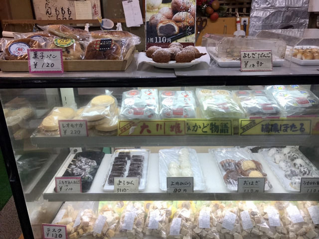 西内花月堂の揚げパン屋のショーケース