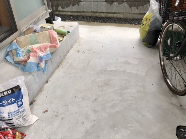 自転車置き場で種まき作業