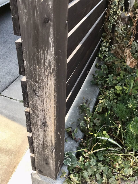 猫の爪とぎで塗装が剥がれた柱