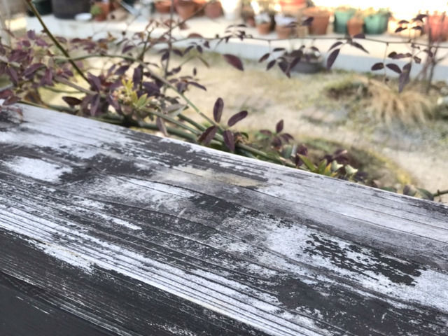 塗装が剥がれた板塀