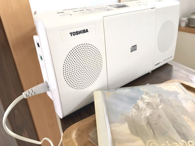 CDプレーヤーで曲を流している様子