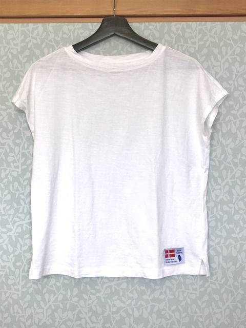 可愛いタグをつけた無地白Tシャツ