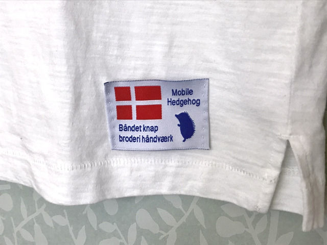 Tシャツにつけたタグのアップ