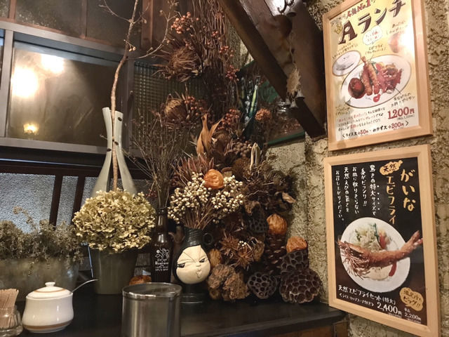 洋食屋アガペの店内