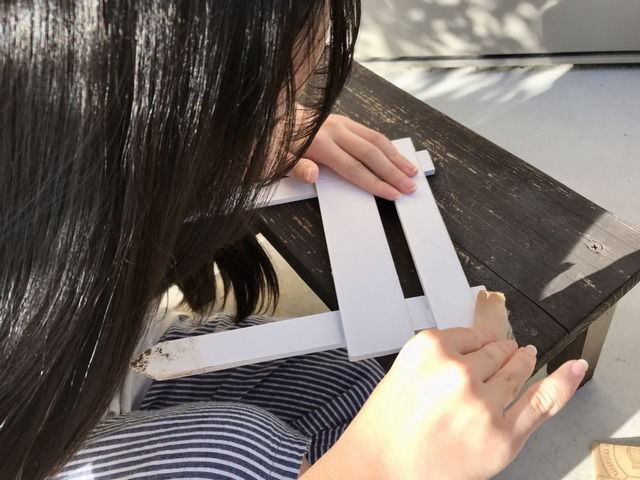 セリア ガーデンフェンスをやすりで擦っている様子