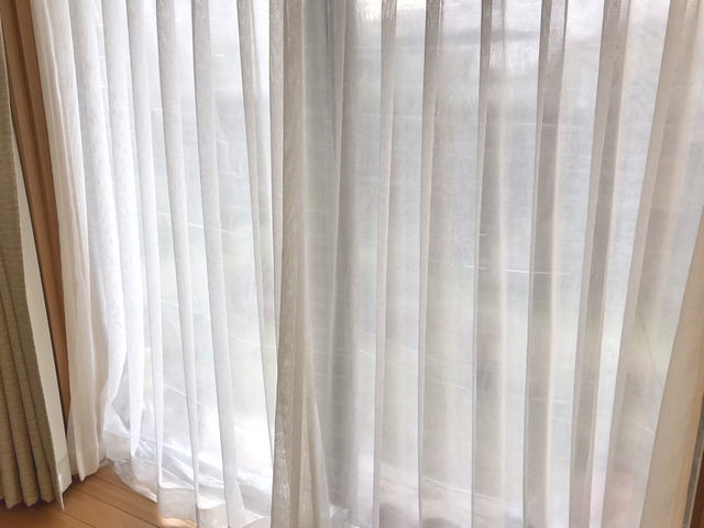 断熱カーテンライナーとレースカーテンを合わせて吊るした様子