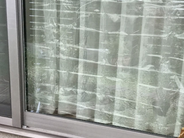 外側から見たガラス越しの断熱カーテンライナー