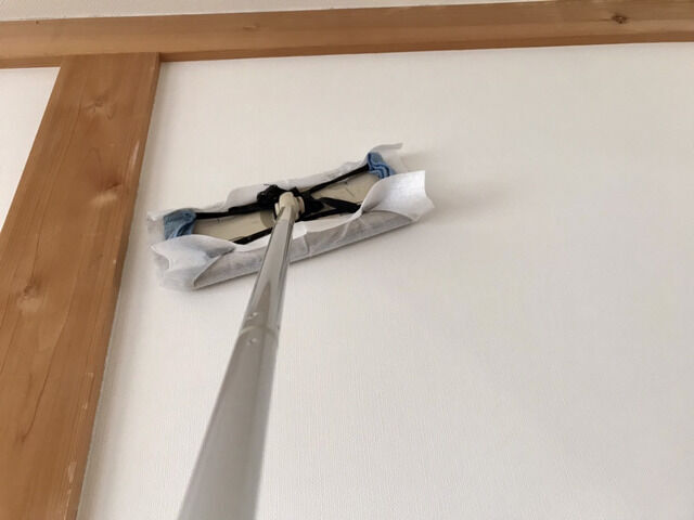壁にワイパーをかける様子