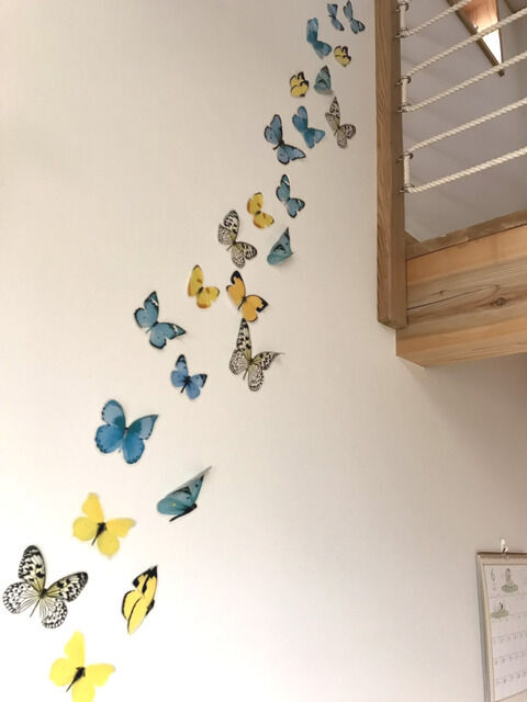 蝶のステッカーを貼った壁
