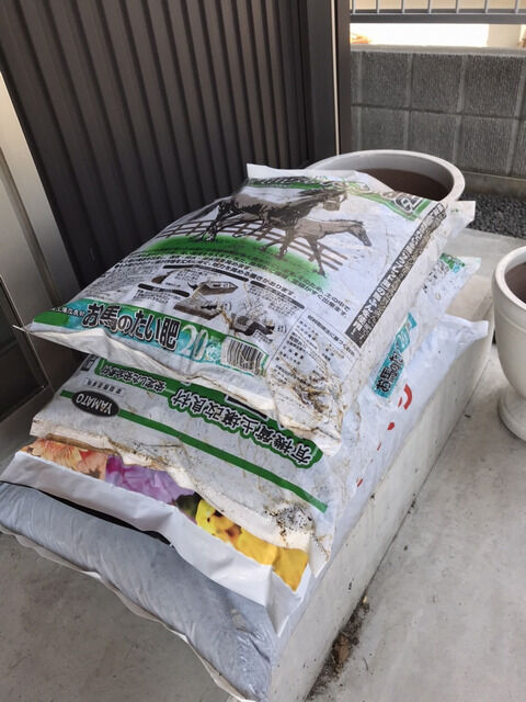 積み上げた馬糞堆肥など