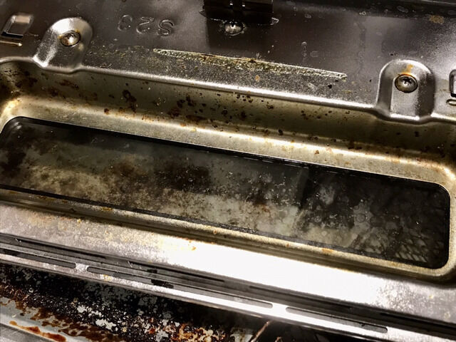 汚れた魚焼きグリルの扉