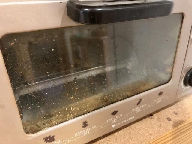 汚れたトースターの扉