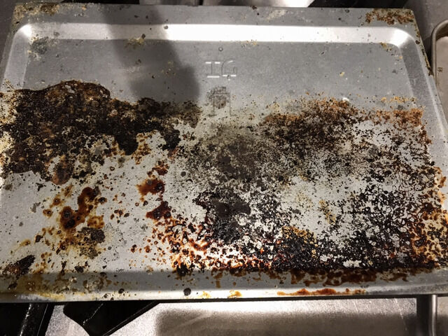 汚れたトースターのパンくず受け