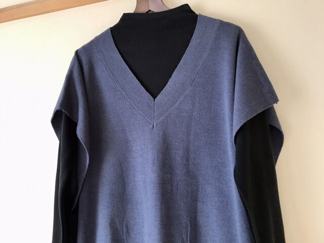 黒モックネックカットソーとVネックベストのコーディネート