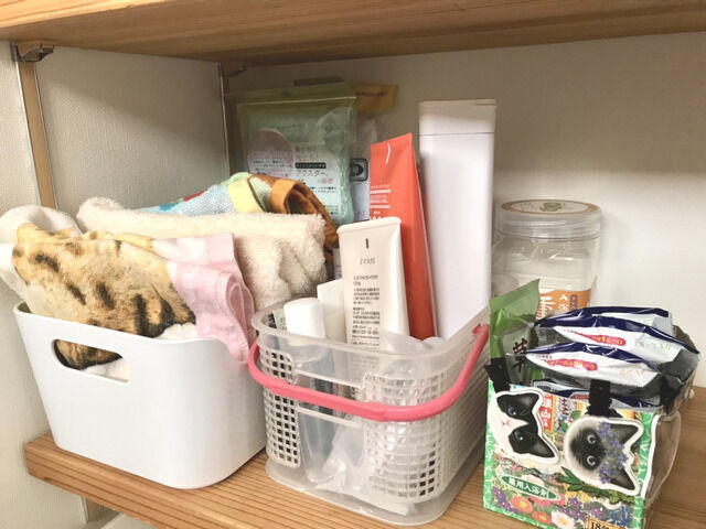 入れ物が不揃いでごちゃついた洗面棚