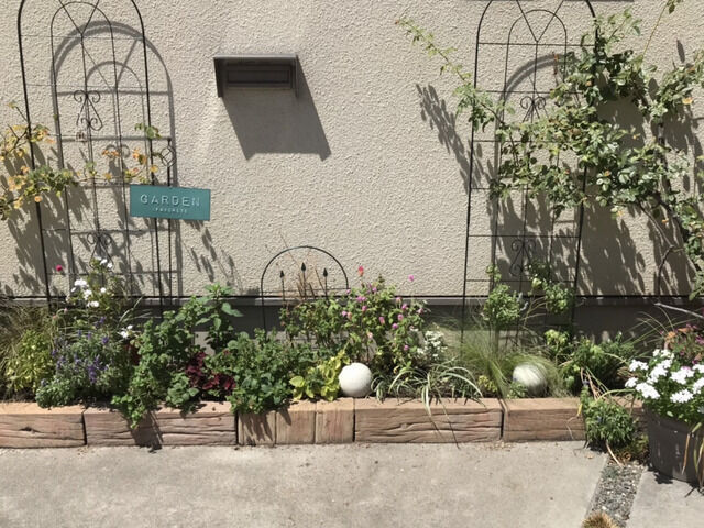 陶器の白いボールを置いた花壇