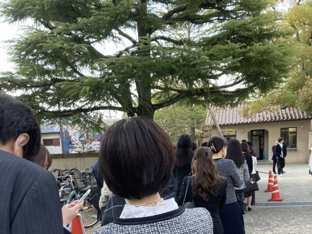 大学入学式の写真待ち行列