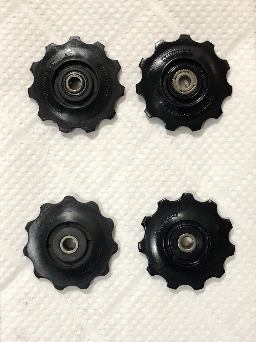 4つのプーリー。左列が使用済みのガイドプーリーとテンションプーリー、右列が新品のガイドプーリーとテンションプーリー