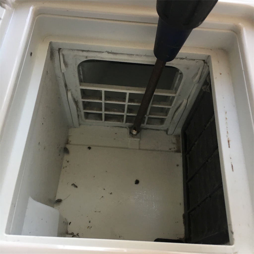 【閲覧注意】ドラム式洗濯機の乾燥フィルターの奥を掃除したら大量の埃が出てきたよ とんとんと。
