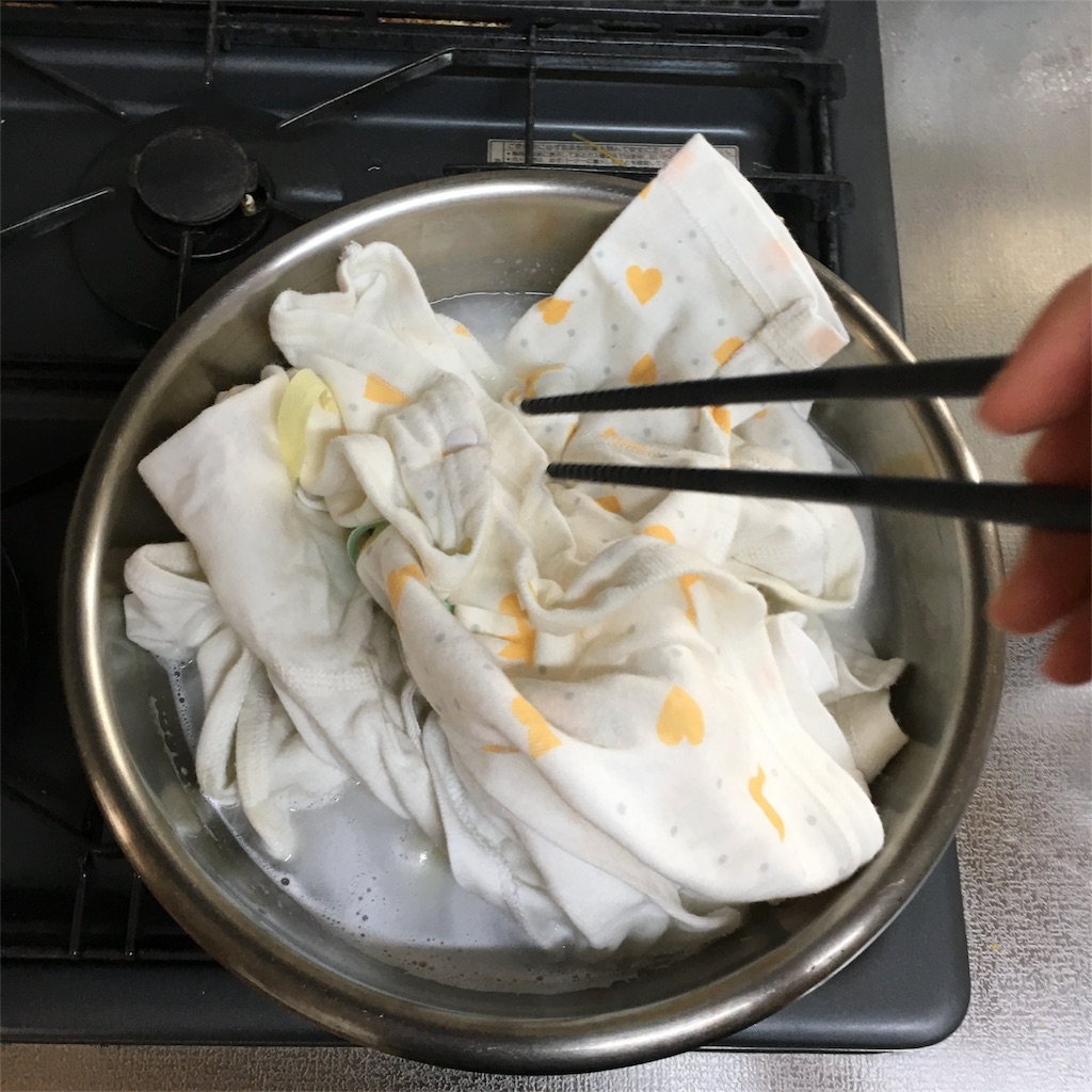 シミだらけ お下がりのベビー服 新生児服 を煮洗いで漂白したよ とんとんと