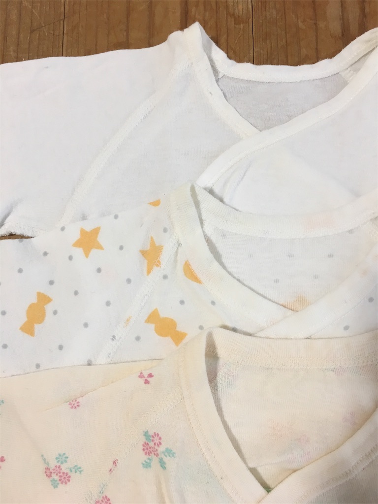 シミだらけ お下がりのベビー服 新生児服 を煮洗いで漂白したよ とんとんと シミだらけ お下がりのベビー服 新生児服 を煮洗いで漂白したよ とんとんと