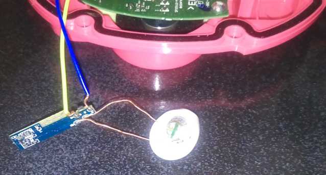 スピーカーの電源にパチものAirPodsをつなげたところ