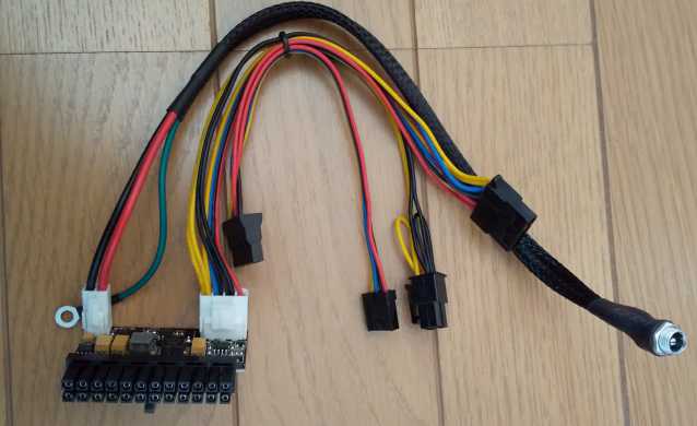 デスクトップPC用ACアダプター電源と100円ショップのプラスチック 