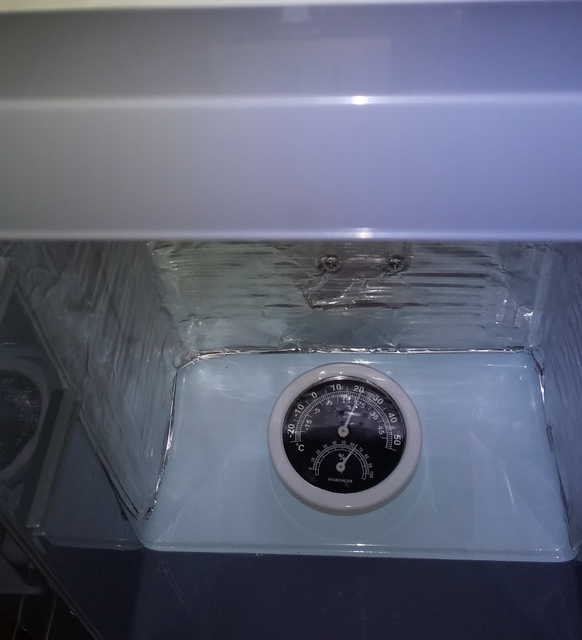 冷温庫内にアルミパネルを張り付けたところ