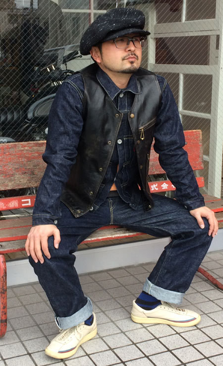 クッシュマンのWWⅡモデルデニムセットアップとレザーベストで一休み