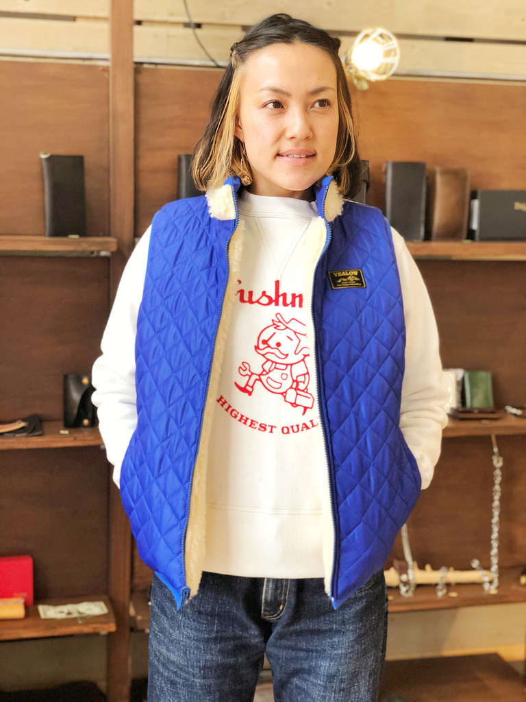 イエロー/YEALOW 冬が楽しくなるリバーシブルボアベストを着て