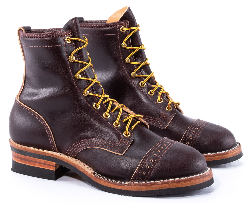 Wesco（ウエスコ）社よりHorween社のWaxed Flesh Leatherを使用した