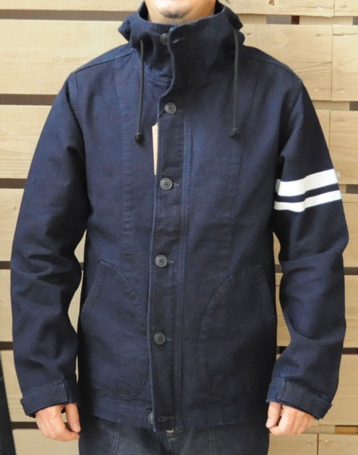 MOMOTARO JEANS 2020秋冬コレクションのサンプルを持って、桃太郎