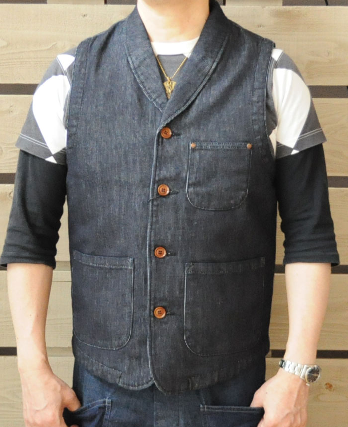 桃太郎ジーンズ MOMOTARO JEANS ピケインレイジャケット MOMOTARO JEANS 2020秋冬コレクションのサンプルを持って、桃太郎