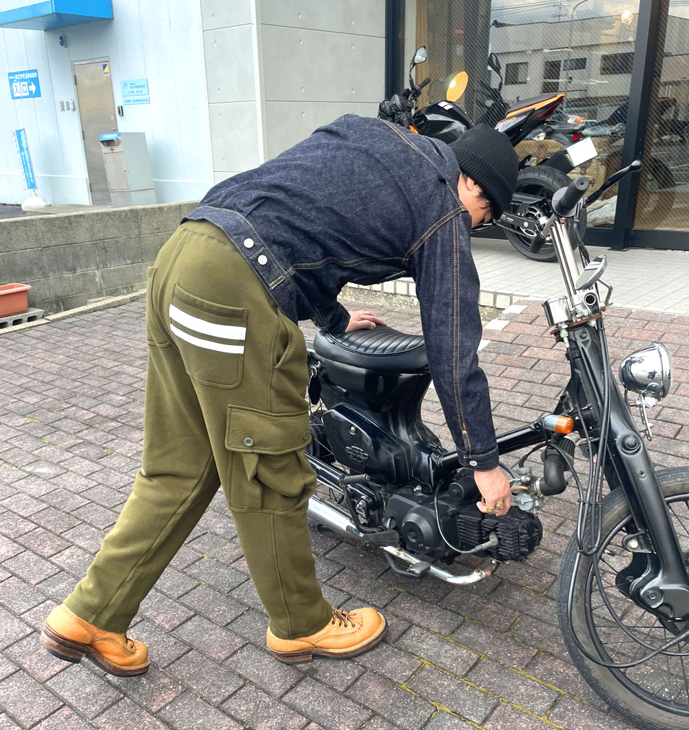 桃太郎ジーンズ MOMOTARO JEANS カーゴパンツ オリーブ MOMOTAROU JEANS 桃太郎ジーンズより！アウトドアや