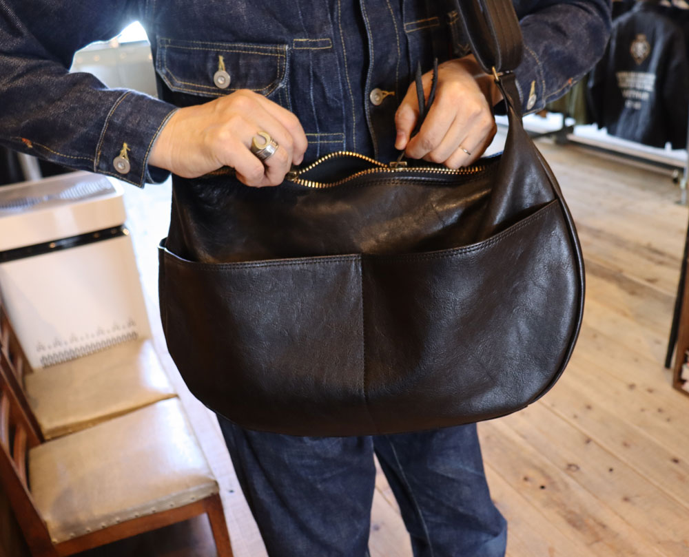 【新品タグ付】A4可 カウレザー牛革 アーバンリサーチ メッセンジャーバッグ 黒 CUSHMAN / クッシュマン 29224 LEATHER MESSENGER BAG ☆ 大容量