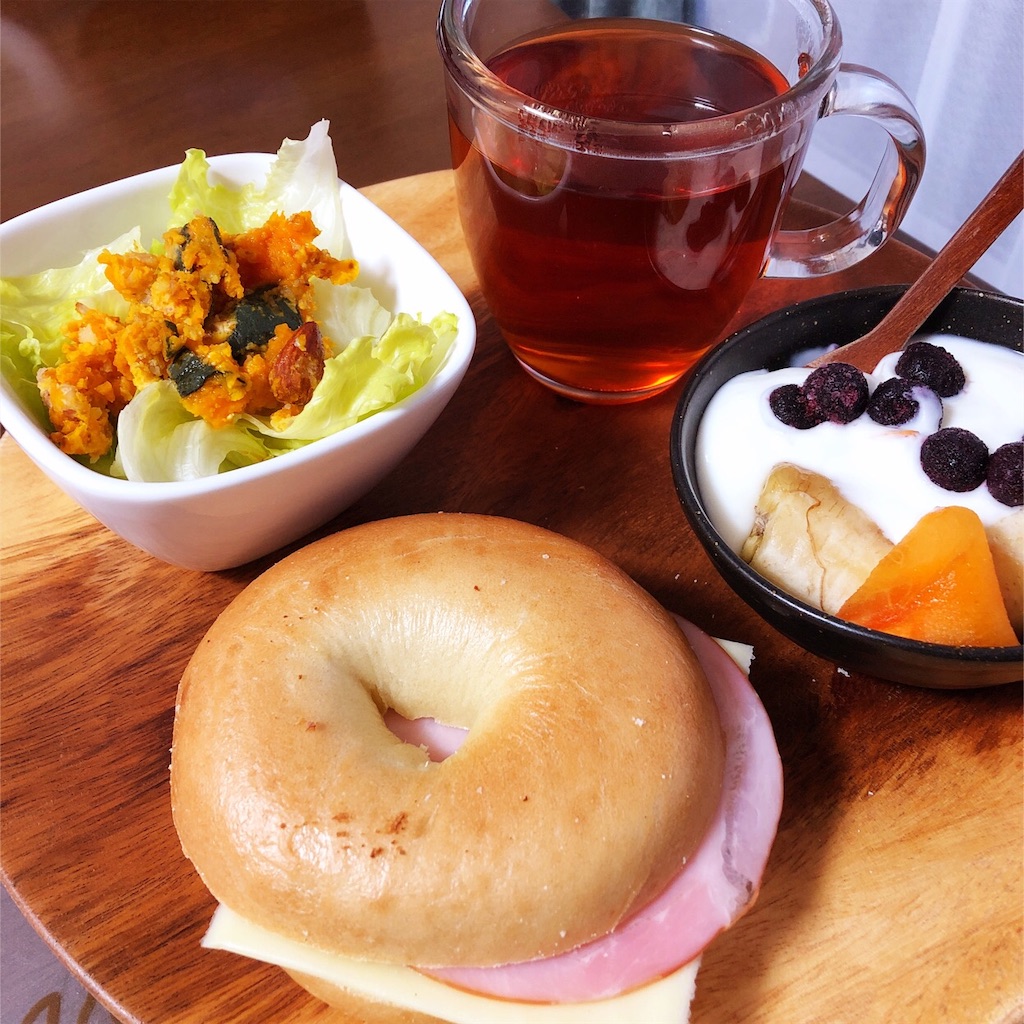 今日の朝食ワンプレート ハムチーズベーグル 紅茶 かぼちゃとレタスのサラダ 柿バナナブルーベリーヨーグルト しっかり朝ごはん日記