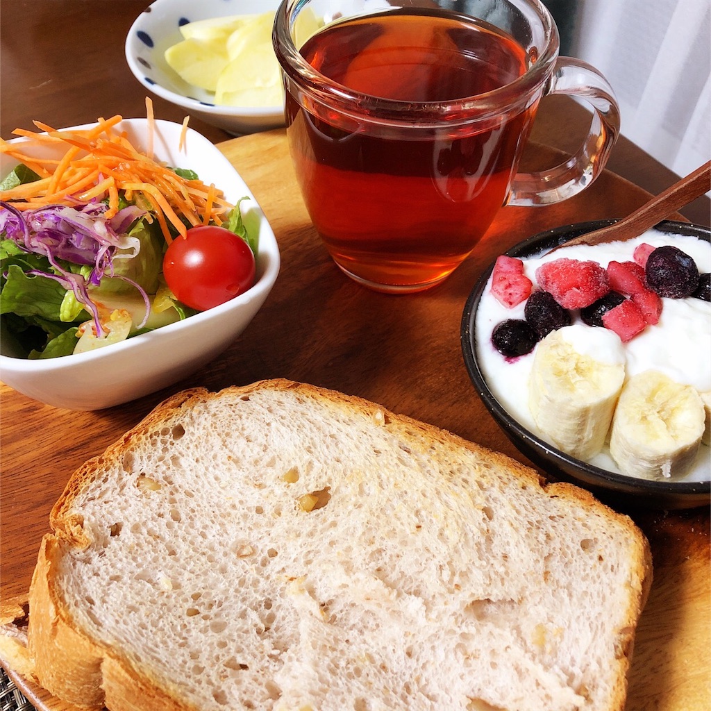 今日の朝食ワンプレート トースト 紅茶 レタスミックスサラダ バナナミックスベリーヨーグルト りんご しっかり朝ごはん日記
