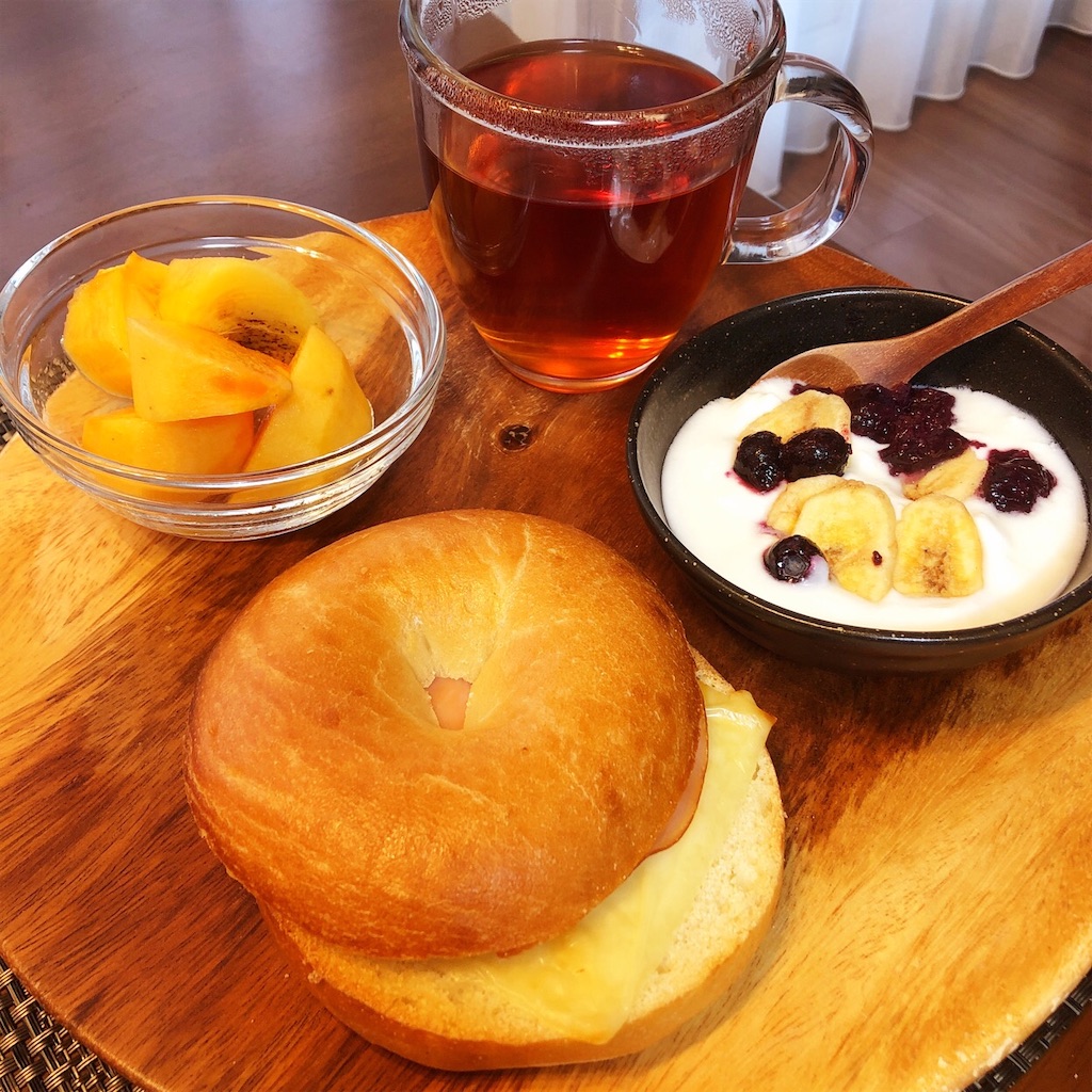 今日の朝食ワンプレート ハムチーズベーグル 紅茶 柿 バナナブルーベリーヨーグルト しっかり朝ごはん日記