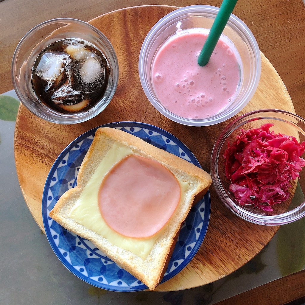 今日の朝食ワンプレート ハムチーズトースト りんごバナナビーツヨーグルトスムージー アイスコーヒー 紫キャベツのザワークラフト しっかり朝ごはん日記