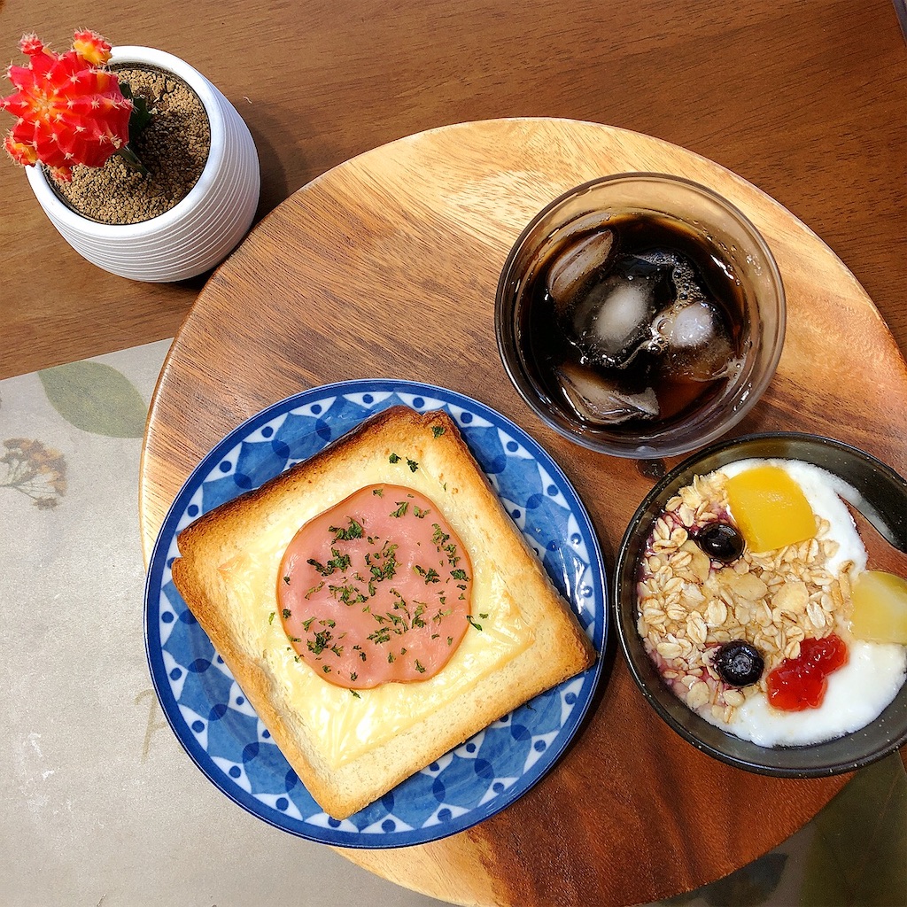 今日の朝食ワンプレート ハムチーズトースト アイスコーヒー フルーツヨーグルト しっかり朝ごはん日記